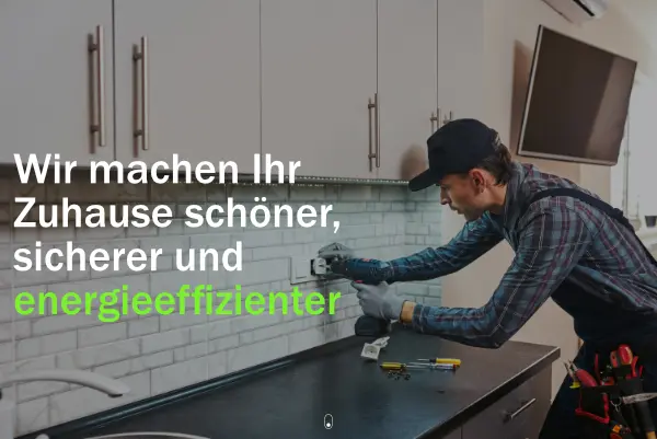 Ein Handwerker baut eine Steckdose ein