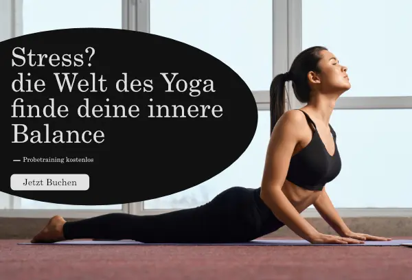 Eine Frau macht eine Yogaübung auf dem Bauch